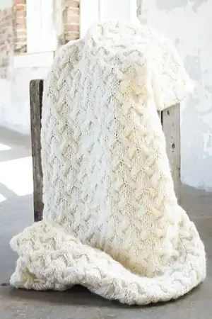 Tijdelijk Beschikbaar Woondeken Luna met kabelpatroon breien - FairMade breipatroon