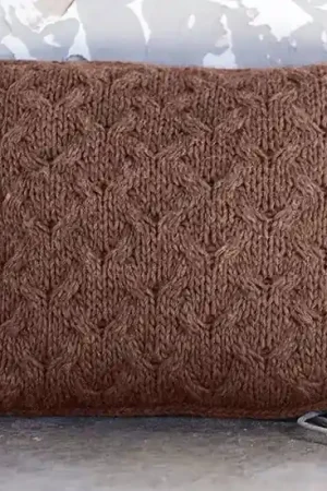 Kussen met kabelpatroon breien - FairMade breipakket Bestel Nu