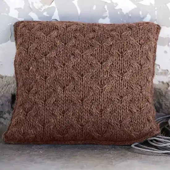 Kussen met kabelpatroon breien - FairMade breipakket Bestel Nu