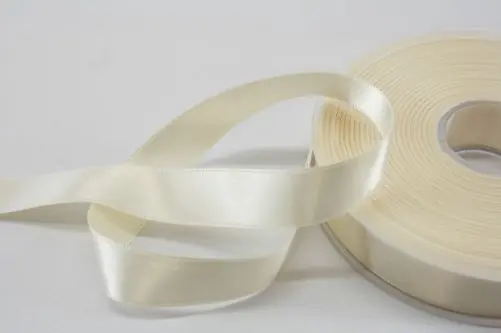 Aanbieding Satijnlint op rol ecru 15 mm