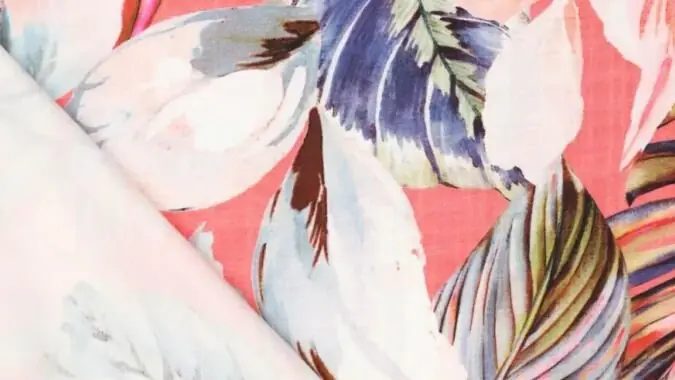 Koopje Viscose Twill Senja \\u2013 Kleurrijke viscose stof met bladprint