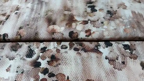 Bruine viscose stof met snake skin motief Tijdelijk Beschikbaar
