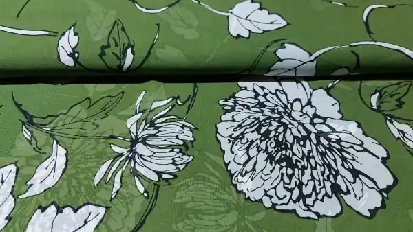 Bosgroene voile stof met zwart wit bloemenmotief Veilige Betaling