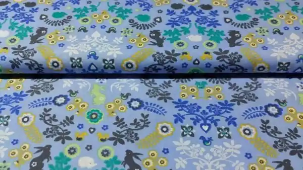 Lichtblauwe katoen met konijnen en bloemen Seizoensaanbieding