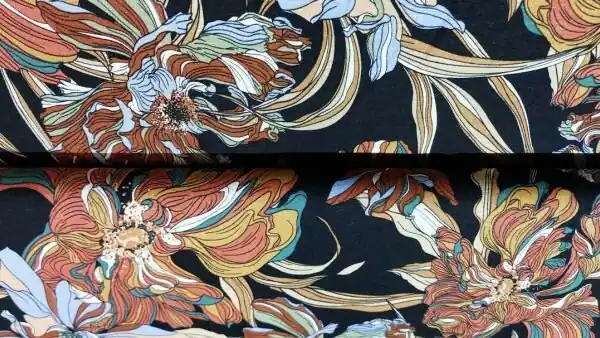 Zwarte viscose tricot met bloemen in de kleuren terra, oker, groen, licht blauw Exclusieve Aanbieding