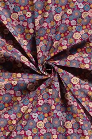 Wijnrode katoen met bloemen - poplin Voordeelprijs
