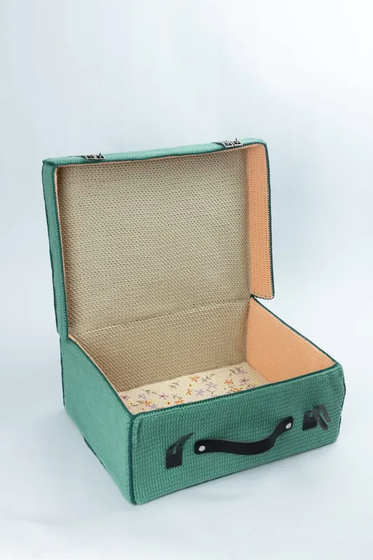 Voordeelprijs Haakpatroon – Speelkoffer voor Familie Konijn (deel 2 van 5)